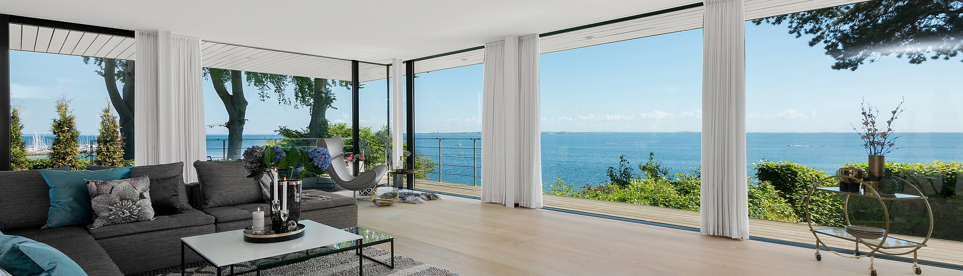 Fantastic luxury villa overlooking the water